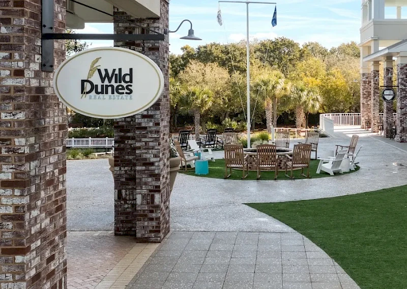 The Wild Dunes lifestyle, couple on the beach.